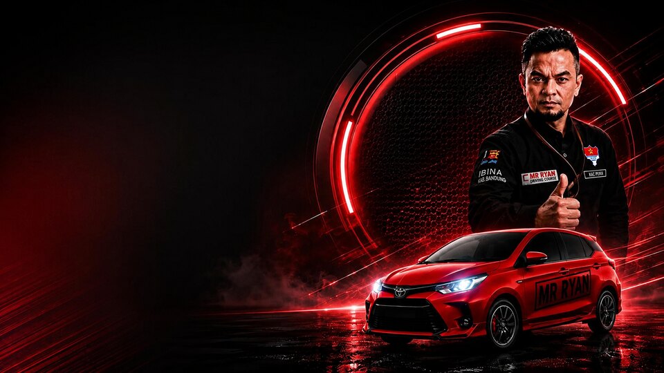 Seorang trainer MR RYAN Driving Course berseragam hitam mengacungkan jempol di samping Toyota Calya merah ber-livery MR RYAN, berlatar lingkaran cahaya neon merah, asap, dan aspal basah.